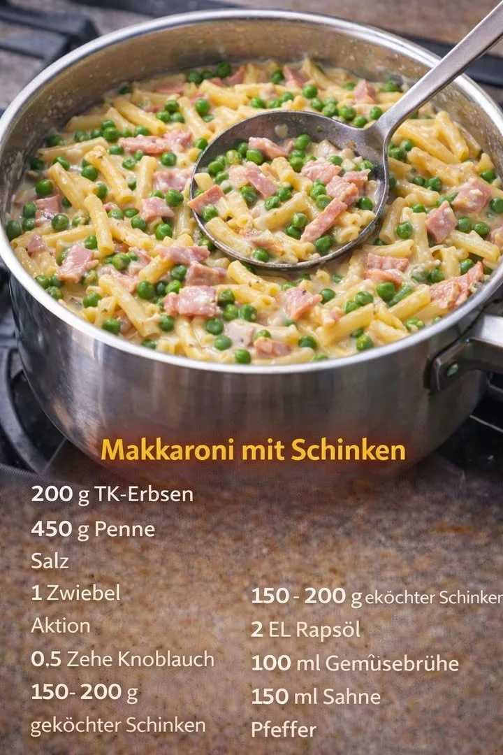 Makkaroni mit Schinken und Erbsen auf einem Teller serviert