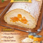 Mandarinenquark Biskuitrolle auf einem Teller mit frischen Mandarinen und dekorativen Blättern