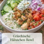 Mediterrane Hähnchen-Bowl mit frischem Gemüse und Aromakräutern