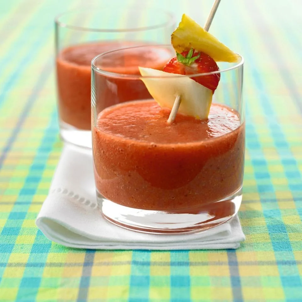 Erfrischender Melonensmoothie mit frischen Früchten in einem Glas serviert.