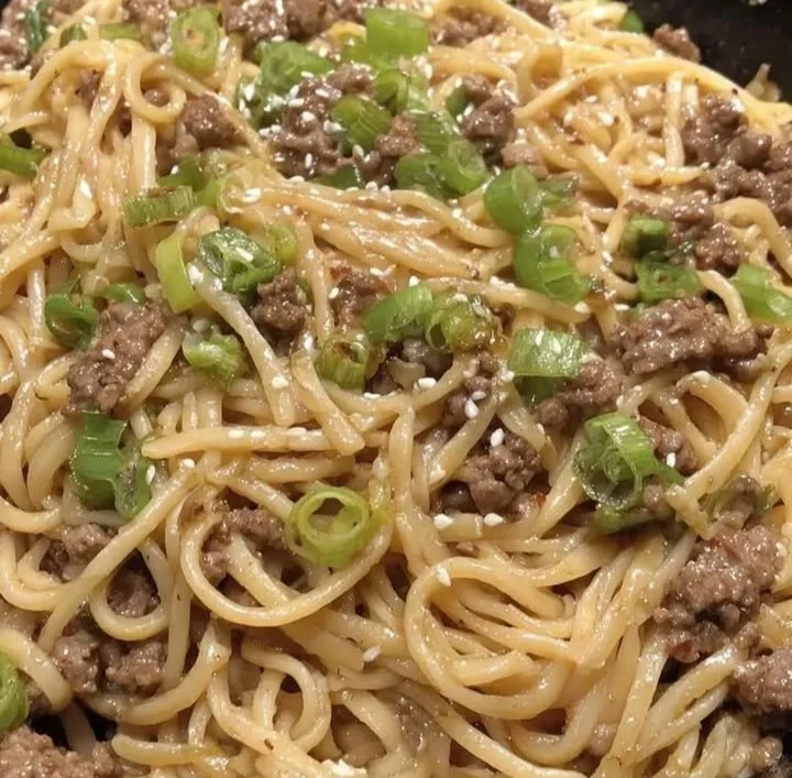Mongolian Beef Noodles mit Knoblauch auf einem Teller serviert