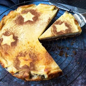 New York Cheesecake mit Speculoos-Topping auf einem Teller