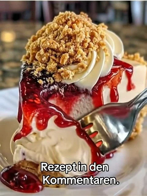 Nuss-Käsekuchen ohne Backen auf einem Teller mit einem Stück herausgenommen
