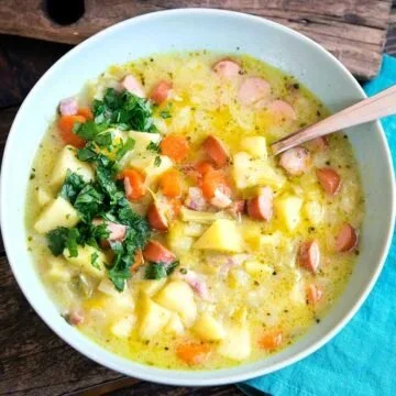 Omas Kartoffelsuppe mit Würstchen in einer Schüssel serviert