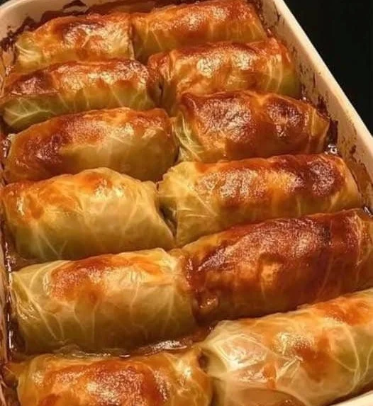 Kohlrouladen nach Omas Rezept, gefüllt mit herzhaftem Fleisch und Gewürzen.
