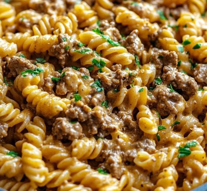 One-Pot cremige Rinderhack-Pasta mit Knoblauchbutter auf einem Teller serviert.