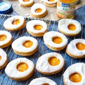 Oster-Ei-Kekse mit Aprikosen und Mango dekoriert auf einem Teller