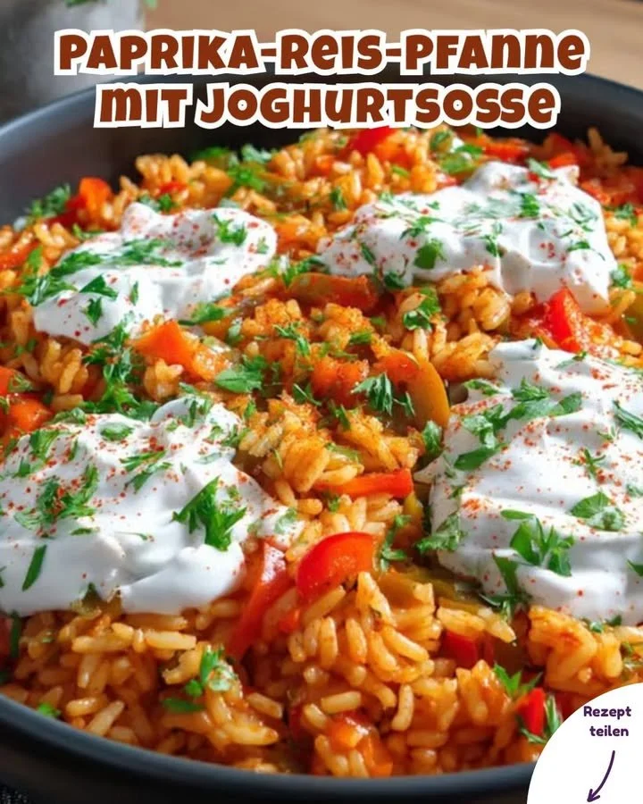 Paprika-Reis-Pfanne mit Joghurtsoße in einer bunten Schüssel serviert.