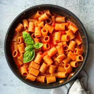 Pasta mit frischer Tomatensauce auf einem Teller serviert