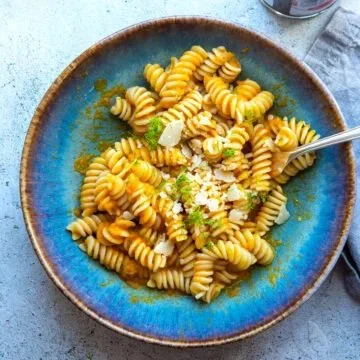 Pasta mit frischer Tomatensauce auf einem Teller serviert