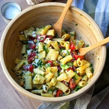 Buntes Pasta Salat mit Feta und Kichererbsen auf einem weißen Teller