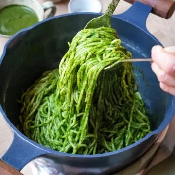 Eine Portion Grüne Spaghetti, traditionell zubereitet mit frischen Kräutern.