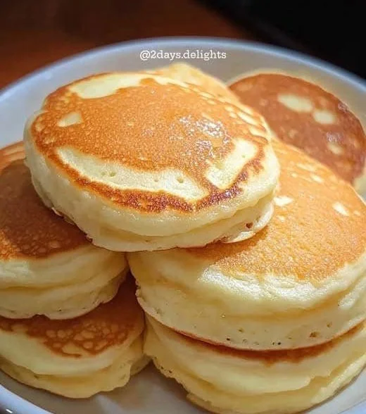 Leckere Pfannkuchen auf einem Teller serviert, ideal für Frühstück oder Dessert.