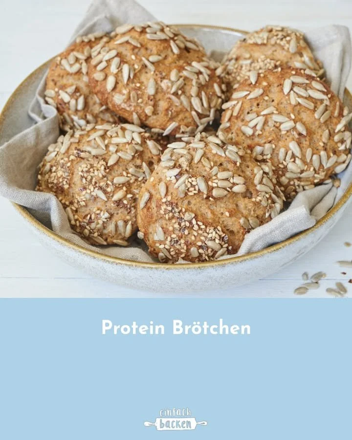 Proteinrollen mit Quark auf einem Teller serviert