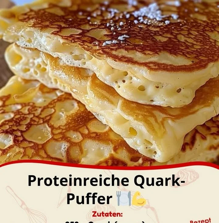 Proteinreiche Quark-Puffer auf einem Teller, ideal für eine gesunde Ernährung.