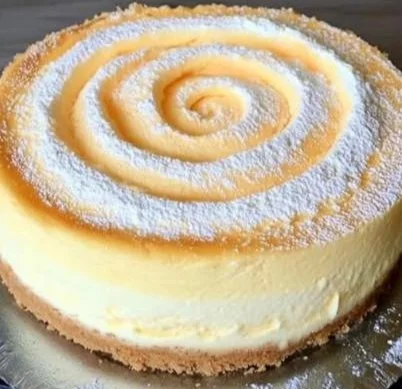 Quark Schneekuchen mit Pudding auf einem Teller, verziert mit Schlagsahne.