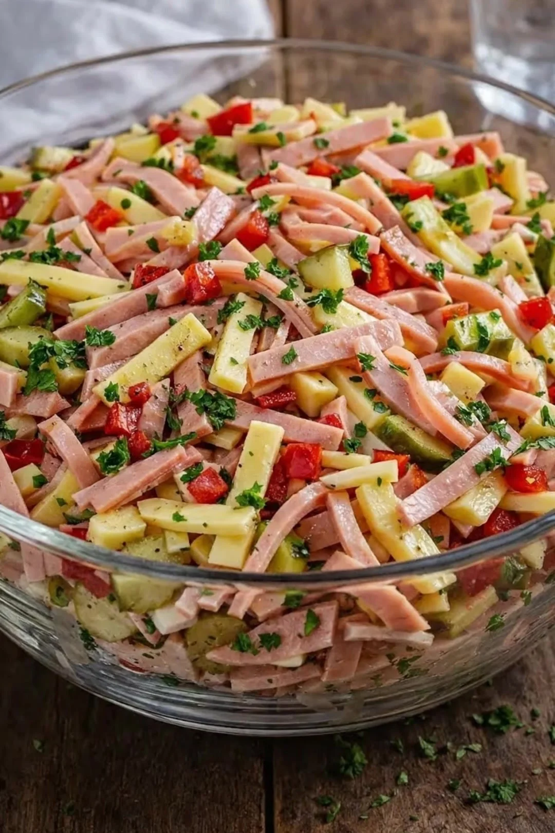 Radieschen-Käse-Salat mit Wurst auf einem Teller serviert