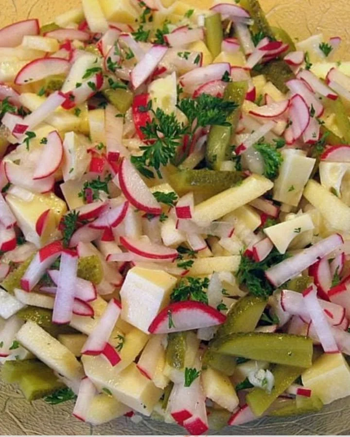 Frischer Radieschen Käse Salat für den perfekten Sommersalat