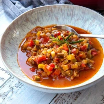 Ratatouille französischer Gemüseeintopf mit frischem Gemüse und Kräutern