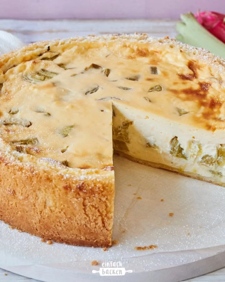 Köstlicher Rhabarber-Schmand-Kuchen mit frischem Rhabarber und Schmand-Creme.