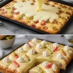 Rhabarberkuchen mit Schmandguss auf einem weißen Teller angerichtet