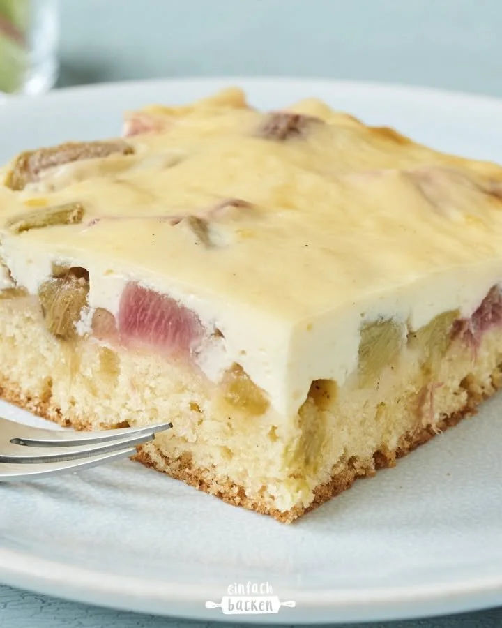 Rhabarberkuchen mit Vanillepudding und Sauerrahm auf einem Backblech