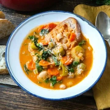Schüssel mit Ribollita, einer traditionellen toskanischen Bauernsuppe