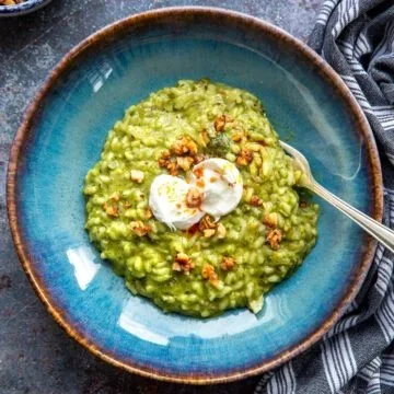 Risotto mit Arugula-Pesto und Walnüssen, ein köstliches Rezept voller Geschmack.