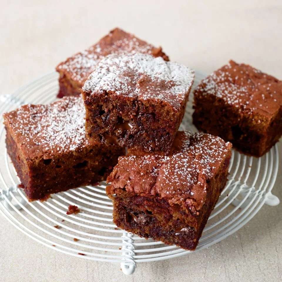 Gesunde Rote-Bete-Brownies auf einem Teller serviert