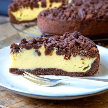 Russischer Zupfkuchen mit Schokoladenboden und Käsefüllung