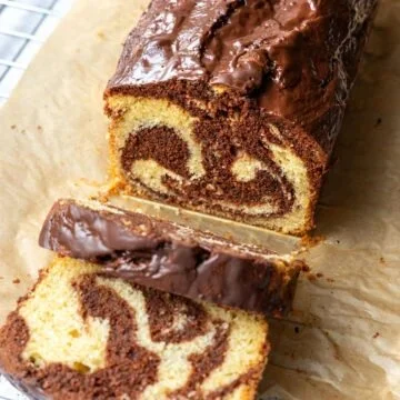 Saftiger Marmorkuchen mit Schokoladen- und Vanillegeschmack auf einem Teller.