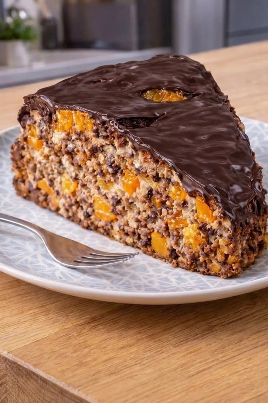 Saftiger Schokoladenkuchen mit Mandarinen auf einem Teller