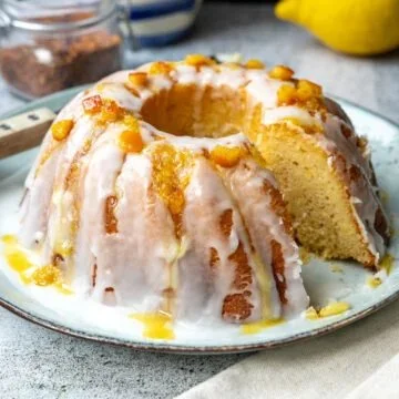 Saftiger Zitronen-Ricotta-Kuchen auf einem Teller serviert
