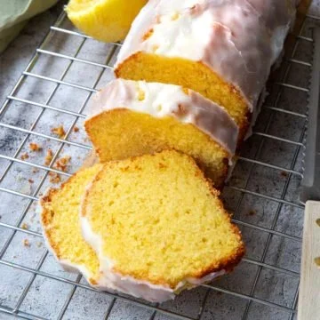 Saftiger Zitronenkuchen mit frischer Zitrone und bissfester Textur