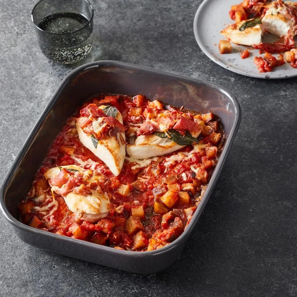 Ofengericht Saltimbocca mit zartem Fleisch und aromatischen Kräutern