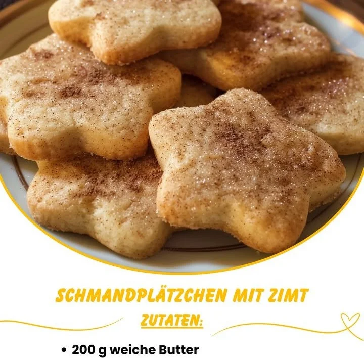 Leckere Schmandplätzchen mit Zimt auf einem Holzbrett