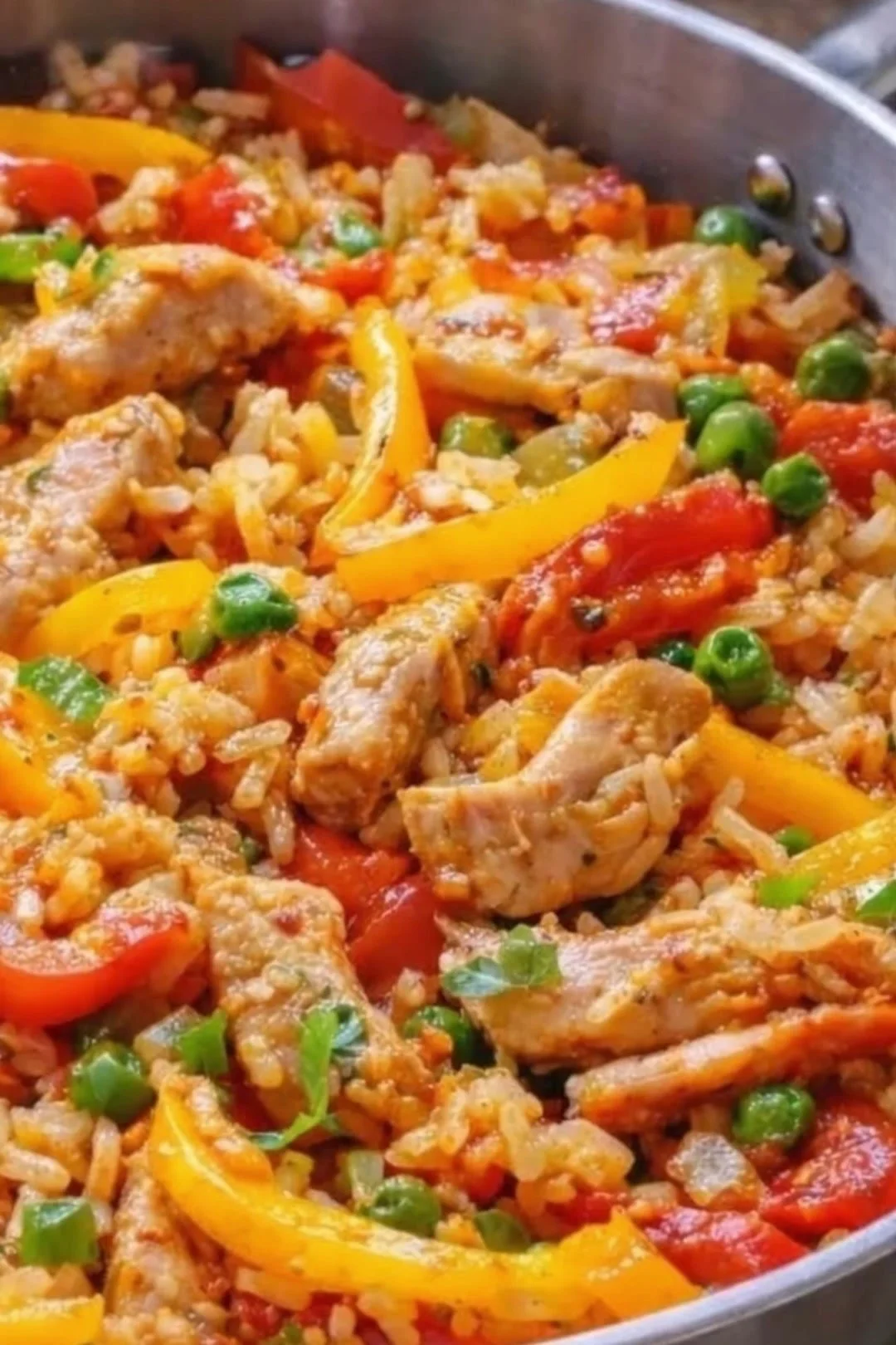 Schnelle Paprika-Reispfanne mit Hähnchen auf einem Teller serviert.