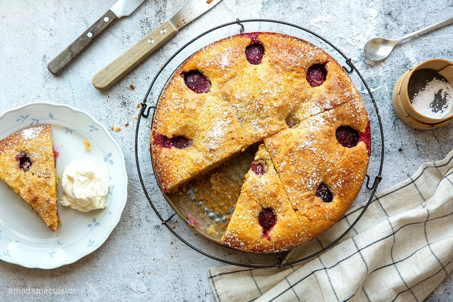 Schneller Pflaumenkuchen mit saftigem Teig und frischen Pflaumen.