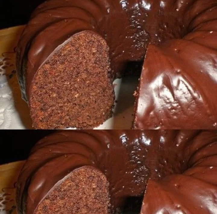 Schoko-Eierlikör-Gugelhupf mit Schokoladenglasur und Dekoration
