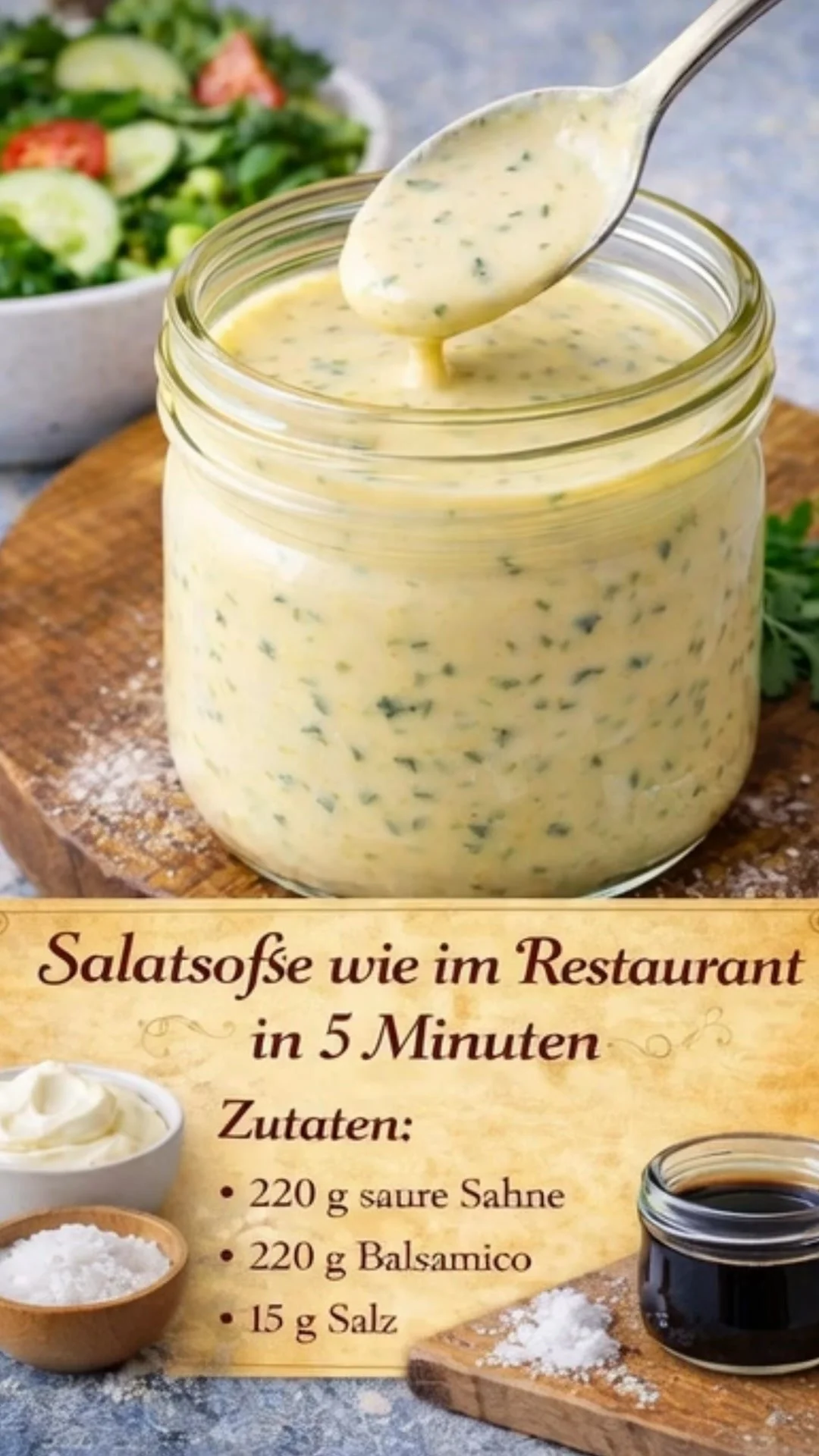 Schüssel mit Senfbasierter Salatsauce auf einem grünen Salat.