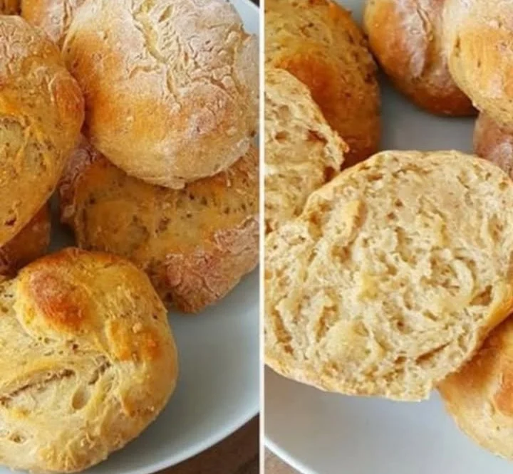 Frische Skyr-Brötchen auf einem Holzbrett serviert