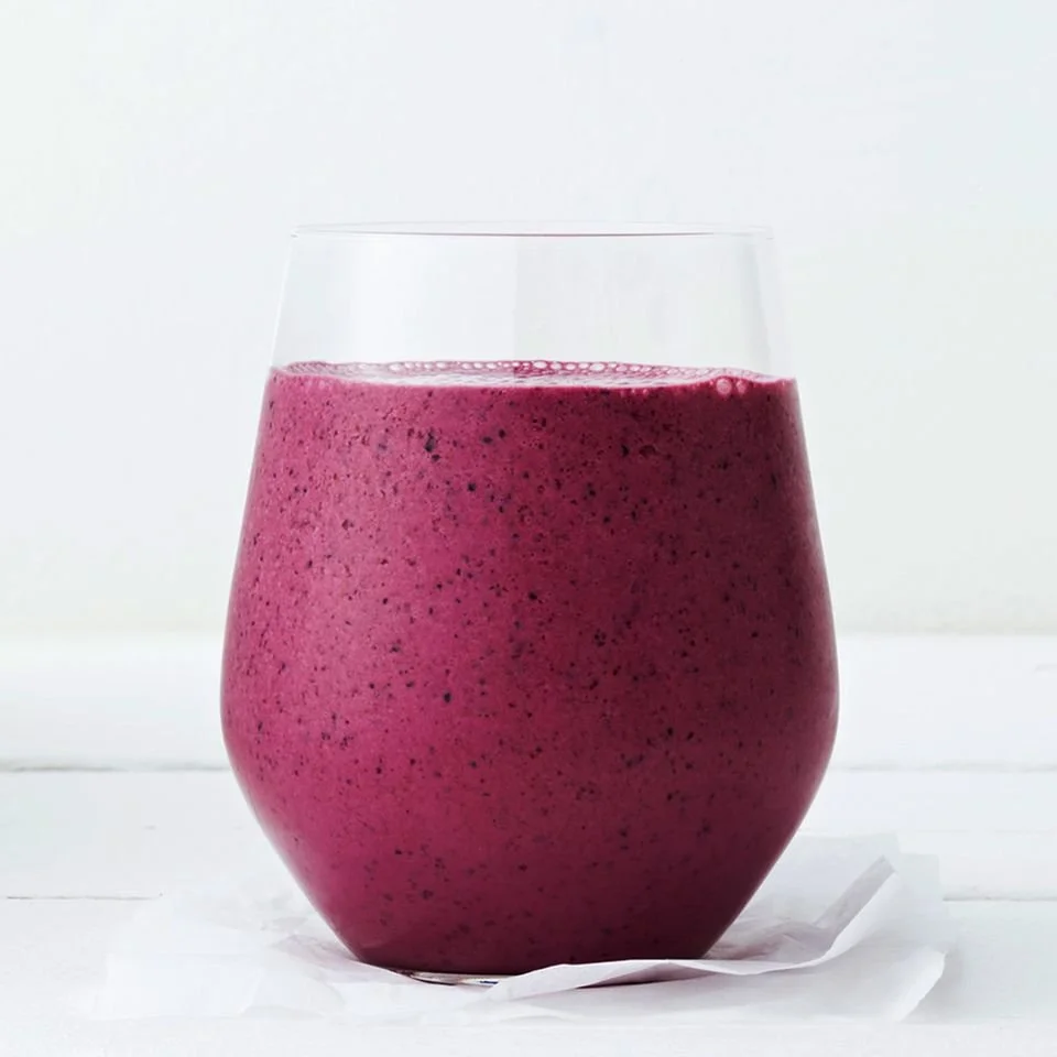 Erfrischender Blueberry Yogurt Smoothie in einem Glas mit frischen Blaubeeren
