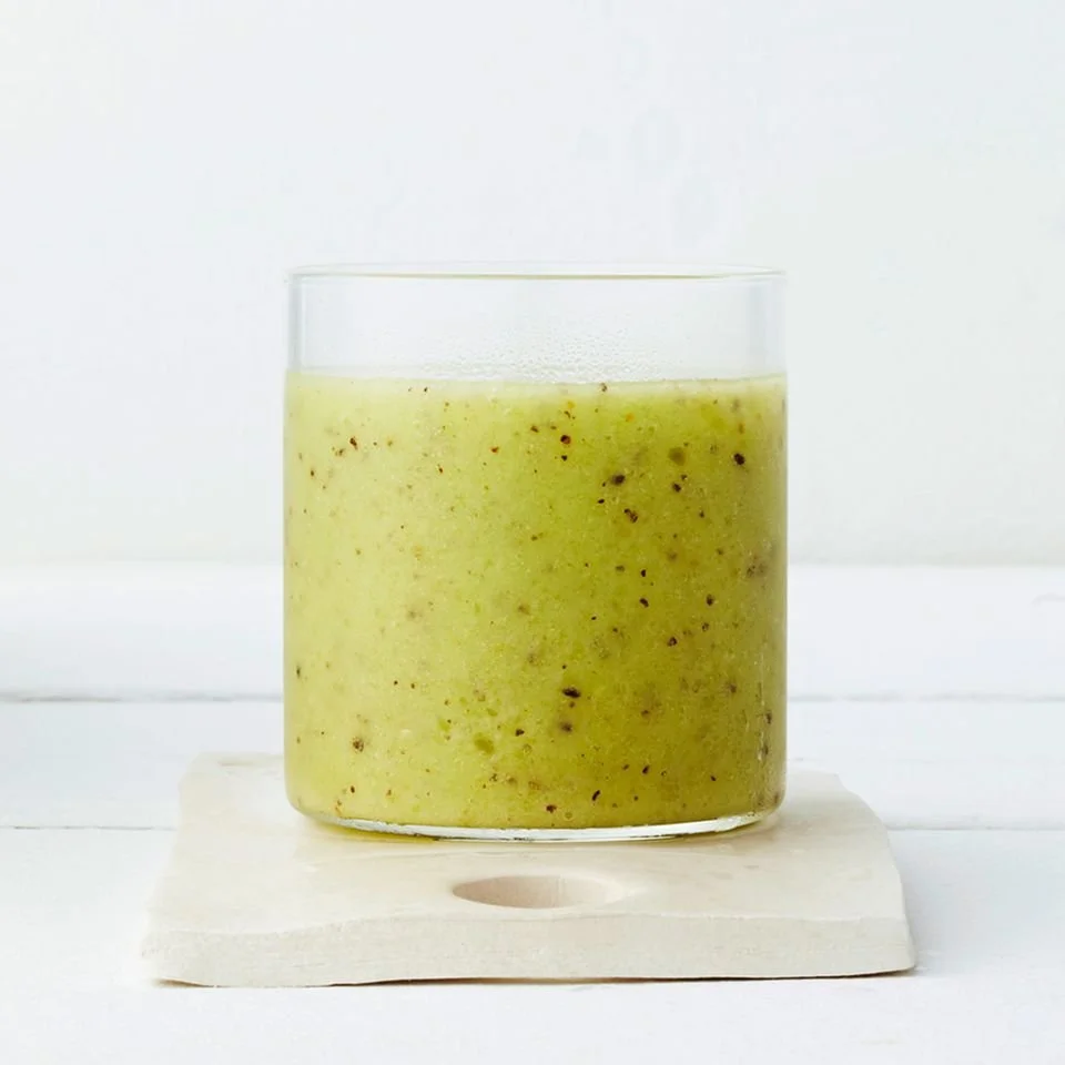 Gesunder Kiwi-Bananen-Smoothie in einem Glas mit frischen Früchten
