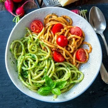 Spaghetti mit Tomaten- und Rettich-Pesto auf einem Teller serviert
