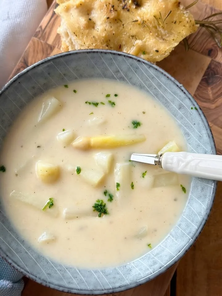 Schüssel mit cremiger Spargelcremesuppe, garniert mit frischem Spargel
