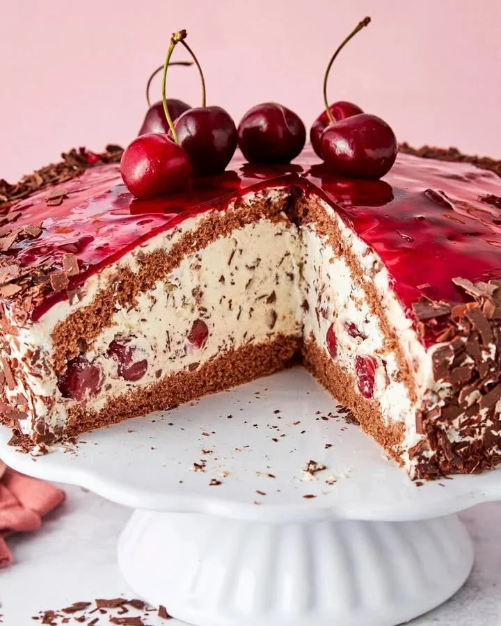 Stracciatella-Kirsch-Torte mit Schokoladenstückchen und frischen Kirschen