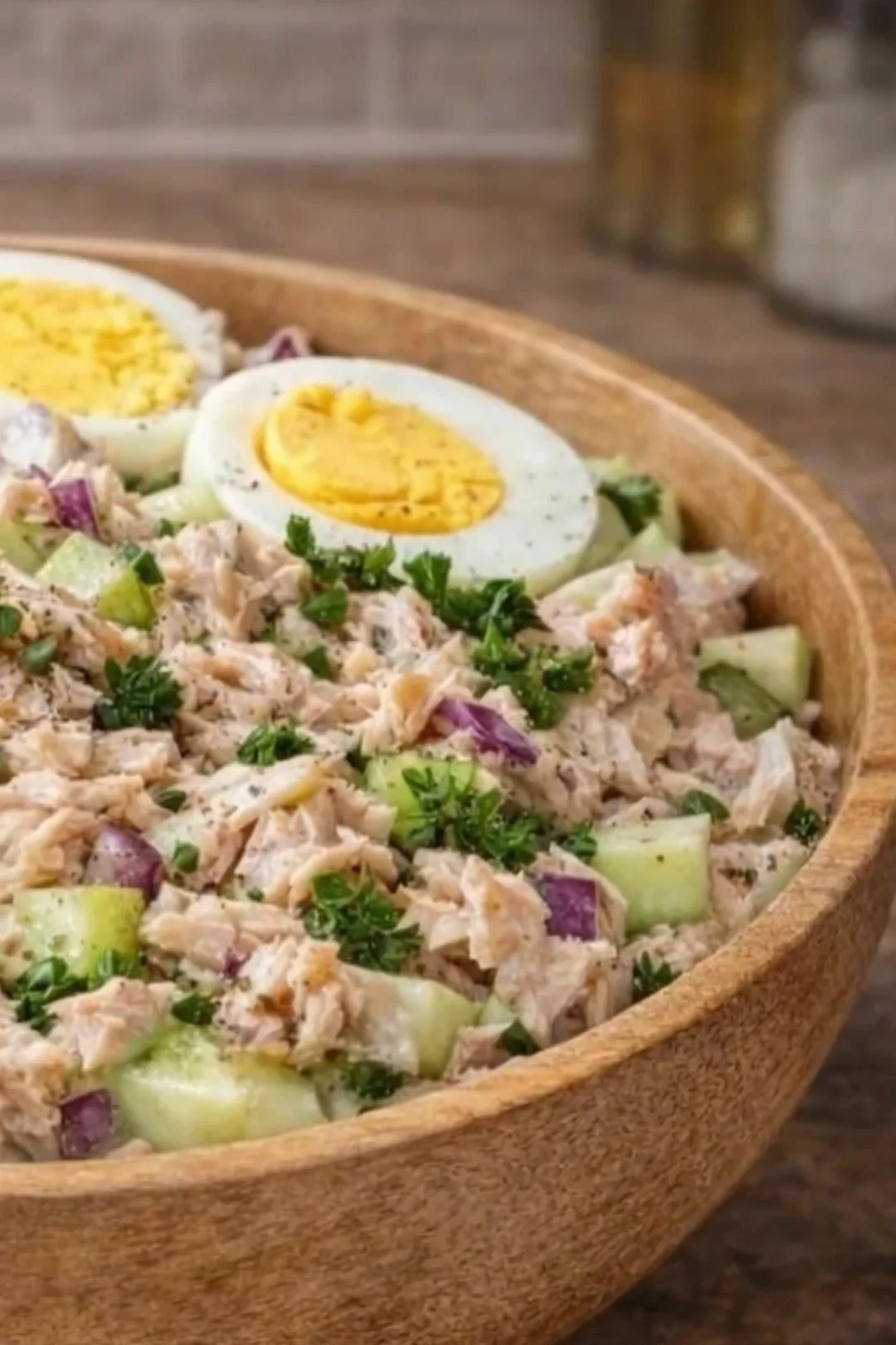 Leckerer Thunfischsalat mit frischen Zutaten in einer Schüssel