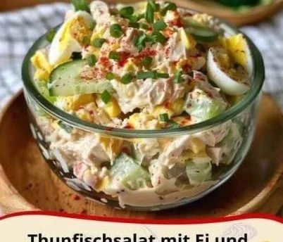 Thunfischsalat mit Ei und Joghurt in einer Schüssel angerichtet