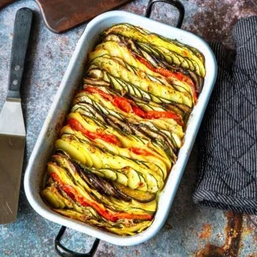 Provenzalischer Gemüsegratin mit frischem Gemüse und goldbrauner Kruste