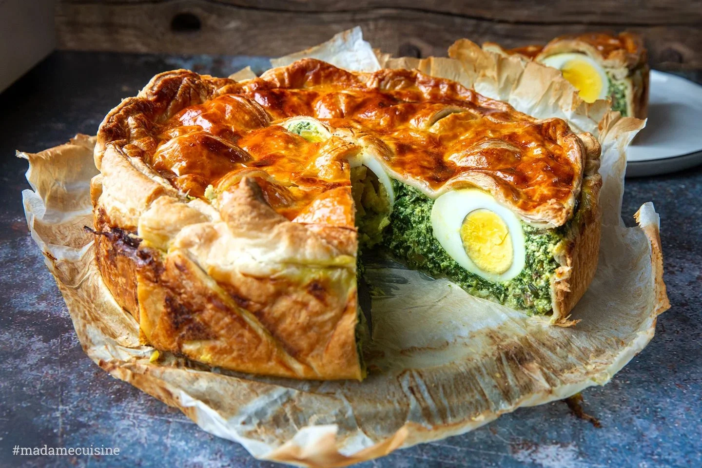 Torta Pasqualina: Traditioneller ligurischer Osterkuchen mit Spinat und Ricotta.